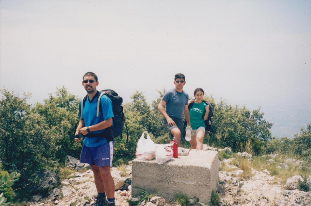 De izquierda a derecha: Jesús, Quique e Infi en la cima de La Safor, 1.013 mts.